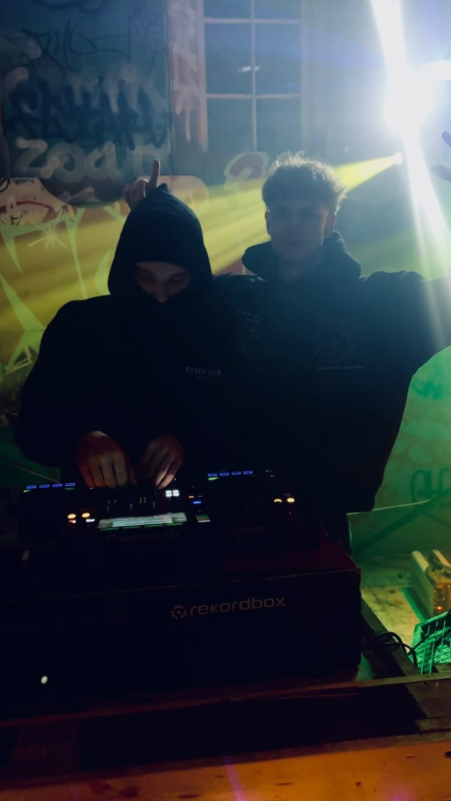 SKITEKK on the controller with a friend, green warehouse haze