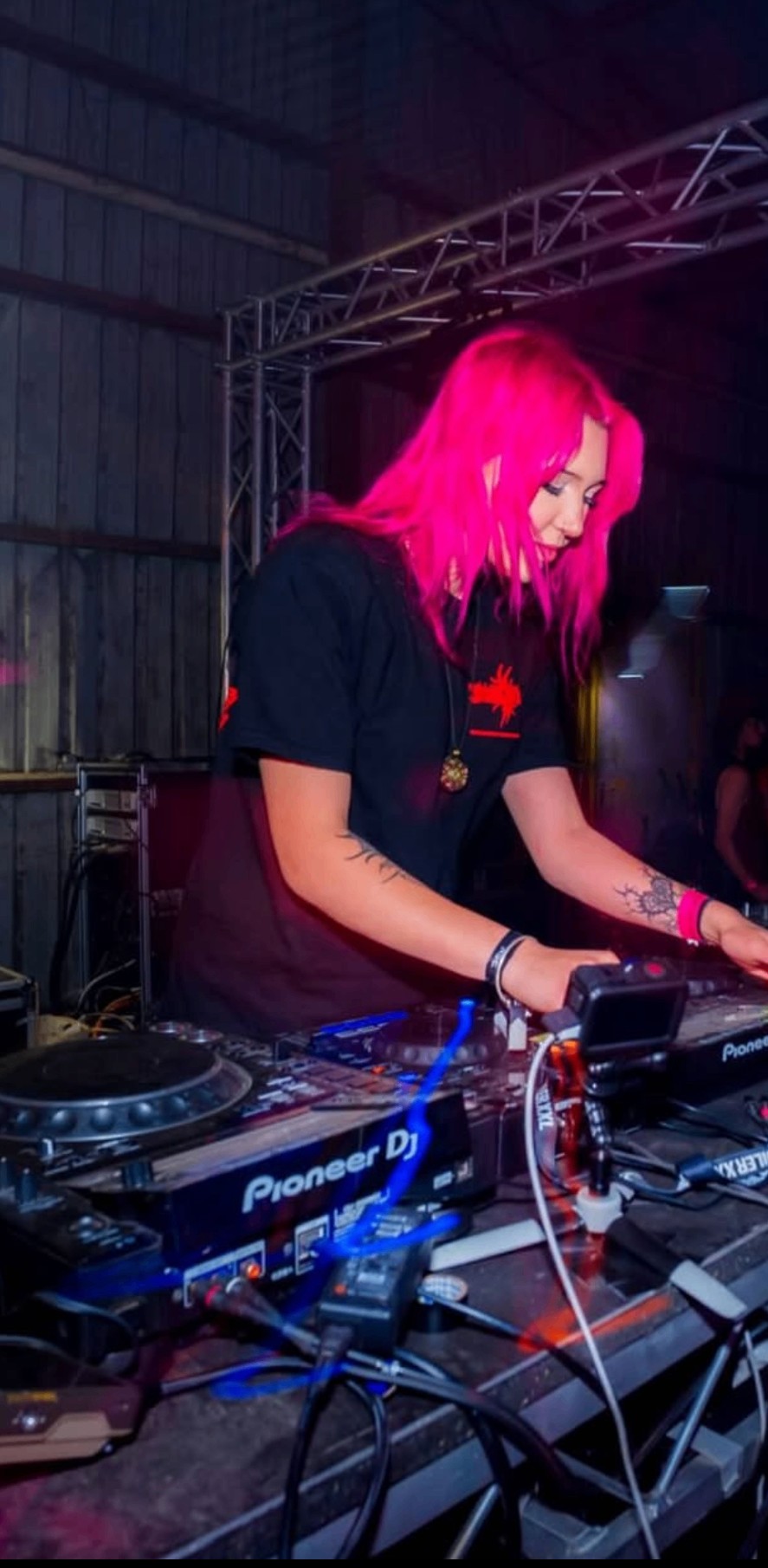 Saphydaphy performing with neon pink hair